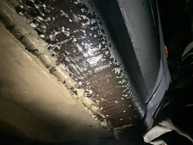 В Брянске автомобилист изуродовал машину на новой дороге
