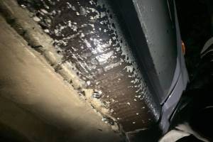 В Брянске автомобилист изуродовал машину на новой дороге