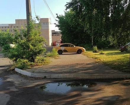 В Брянске сфотографировали автохама на машине «Яндекс.Такси»