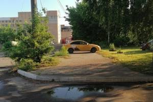 В Брянске сфотографировали автохама на машине «Яндекс.Такси»