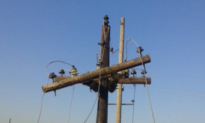 В Брянске на улице 50-й Армии демонтируют старые электроопоры