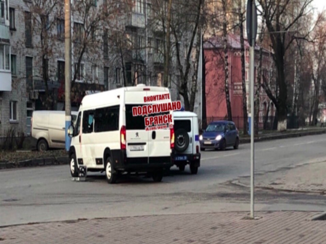 В Брянске возле БГТУ микроавтобус столкнулся с УАЗ