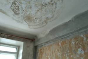 Жителям общежития с «дырявой» крышей на Набережной пообещали компенсацию