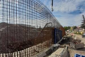 В Брянске на строительстве Славянского моста возводят подпорную стенку