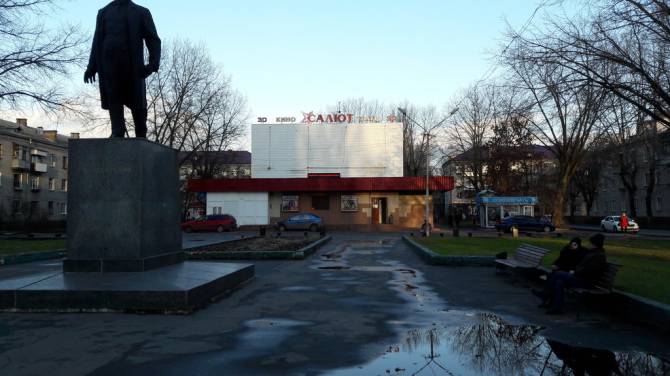 В Брянске начался ремонт сквера возле кинотеатра «Салют»