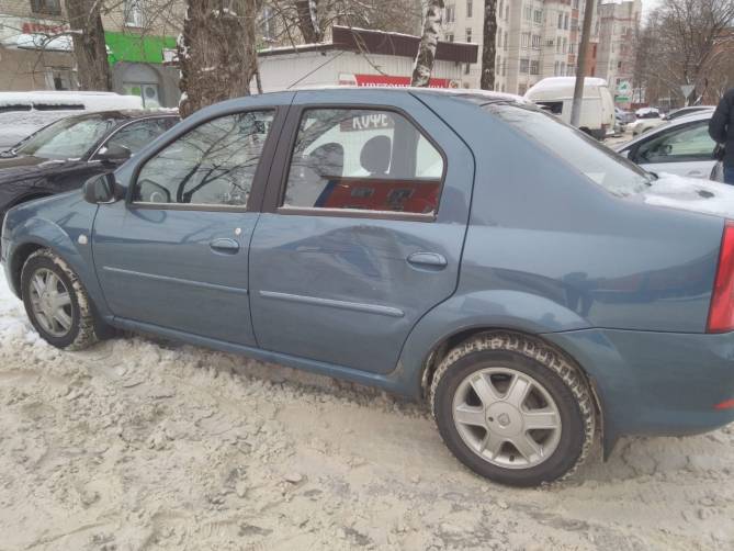 В Брянске неизвестный водитель повредил чужое авто и скрылся