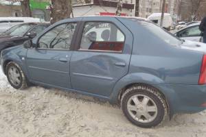 В Брянске неизвестный водитель повредил чужое авто и скрылся
