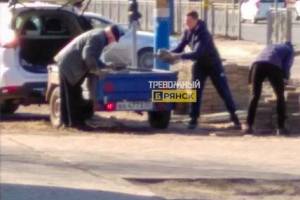 В Брянске на «Дружбе» сфотографировали похитителей тротуарной плитки