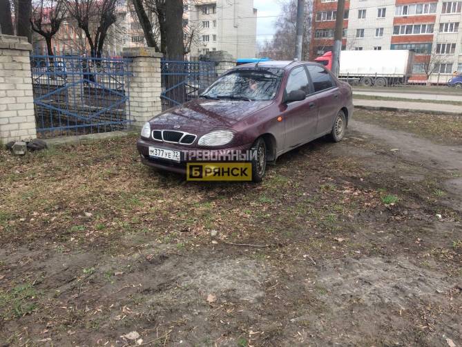 В Брянске охранник фотоловушки припарковался на тротуаре