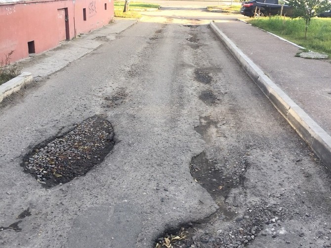 В Бежицком районе Брянска сфотографировали небезопасную дорогу