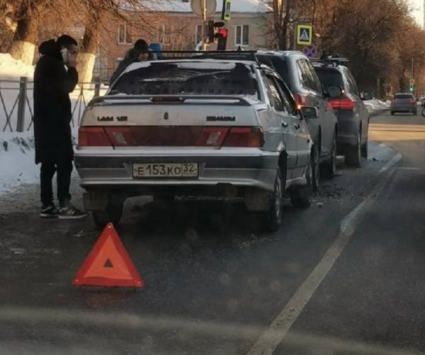 В Брянске на улице Фокина столкнулись три легковушки 