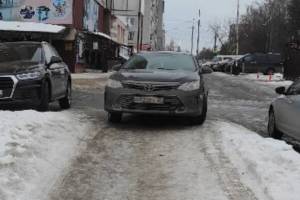 В Брянске автохам перекрыл тротуар на улице Костычева