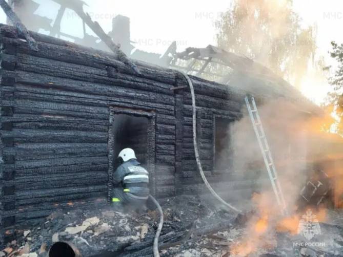 В Красногорском районе в горящем доме погиб 53-летний мужчина