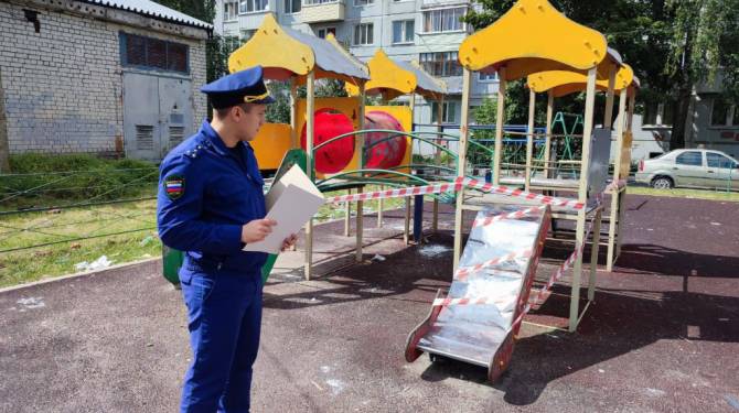 В Брянске 7-летний мальчик травмировался на горке детской площадки