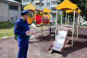 В Брянске 7-летний мальчик травмировался на горке детской площадки