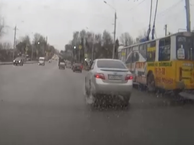 В Брянске водитель «Toyota Camry» создал аварийную ситуацию