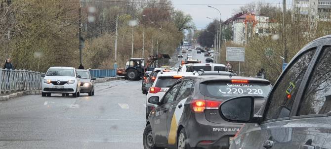 В Брянске дорожники устроили пробку на черметовском мосту