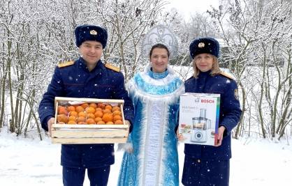 Брянские следователи отвезли в Карачевский дом ребёнка фрукты и технику