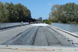 Под Клинцами продолжается капитальный ремонт моста через реку Унеча