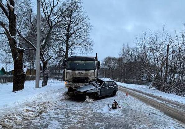 В Суражском районе 46-летний водитель легковушки погиб в столкновении с грузовиком