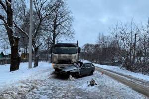 В Суражском районе 46-летний водитель легковушки погиб в столкновении с грузовиком