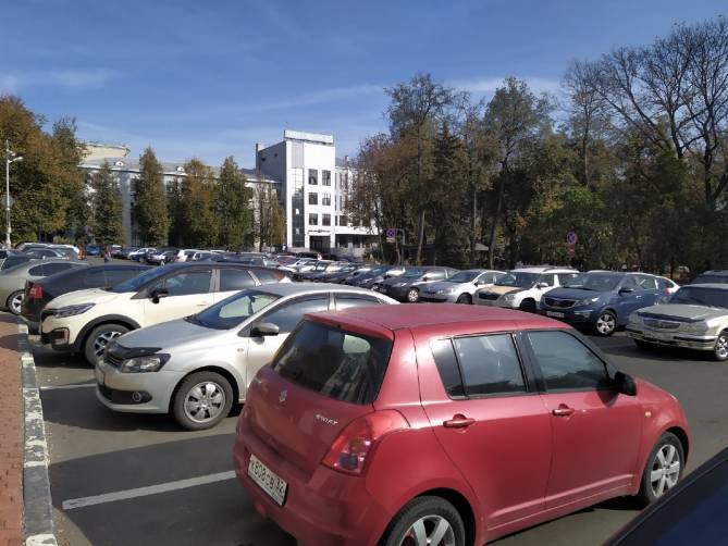 Жительницу Брянска возмутило превращение Круглого сквера в парковку