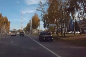 В Брянске водитель «Нивы» проехал по обочине навстречу потоку машин