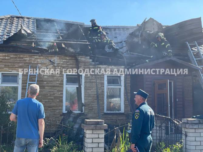 В Брянске на улице Смольной сгорел жилой дом