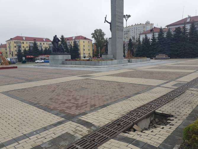 В Брянске образовался провал на площади Партизан