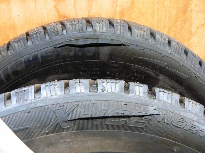 В Новозыбкове неизвестные порезали шины 3 иномарок