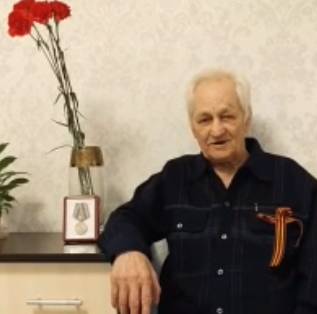 Брянский ветеран удаленно возложил цветы к мемориалу