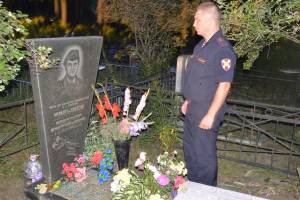 В Брянске возложили цветы к могиле погибшего героя Владимира Ходырева