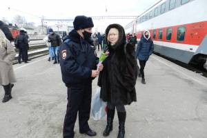 Полицейские на вокзале «Брянск-I» подарили женщинам цветы