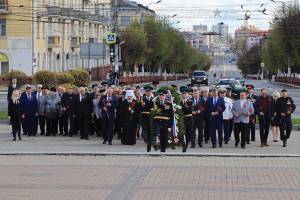 В Брянске в День Победы возложили цветы к Вечному огню