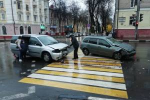 В Брянске на перекрестке у Советского ЗАГСа столкнулись две легковушки