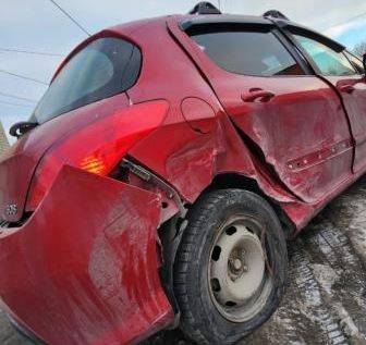 В ДТП на улице Речной 31-летний водитель Peugeot получил растяжение позвоночника