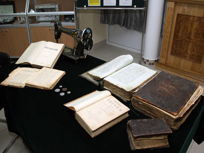 Брянскому краеведческому музею подарили старинные книги и монеты