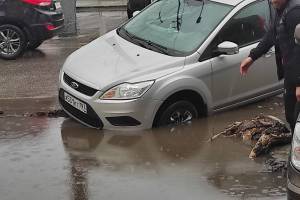 В Брянске на улице Димитрова несколько машин провалились в яму