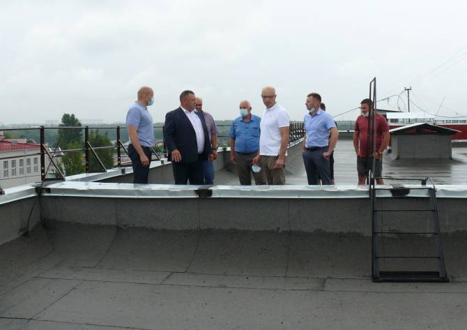 Депутаты Брянской облдумы с риском для жизни провели рейд по крышам многоэтажек