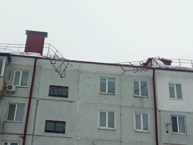 В Брянске снесло капитально отремонтированную крышу на Белобережской 