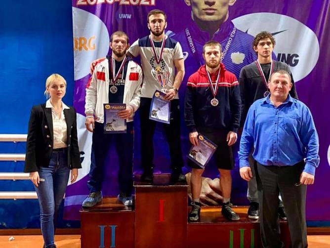 Брянцы взяли 5 медалей на всероссийском турнире по вольной борьбе