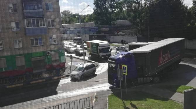 В Брянске на улице Красный Маяк столкнулись фура и автобус