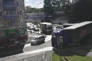 В Брянске на улице Красный Маяк столкнулись фура и автобус