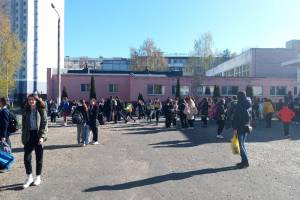 В Брянске снова началась массовая эвакуация школ