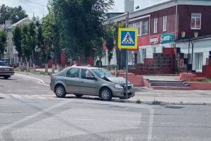 В Новозыбкове не поставленная на ручник машина врезалась в дорожный знак