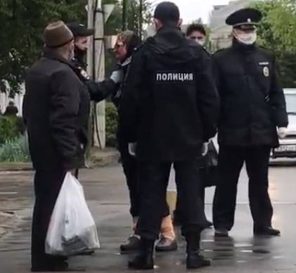 В Брянске сняли на видео схватку полицейского с пенсионеркой