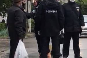 В Брянске сняли на видео схватку полицейского с пенсионеркой