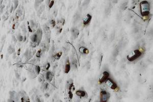 В Брянске во дворе многоэтажки пьяницы устроили свалку пустых фунфыриков