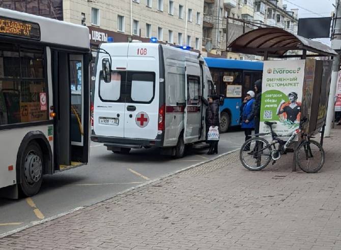 В Брянске пьяный велосипедист бросился под колёса автобуса