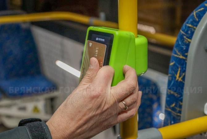 Брянцам начали возвращать ошибочно списанные деньги за проезд в транспорте